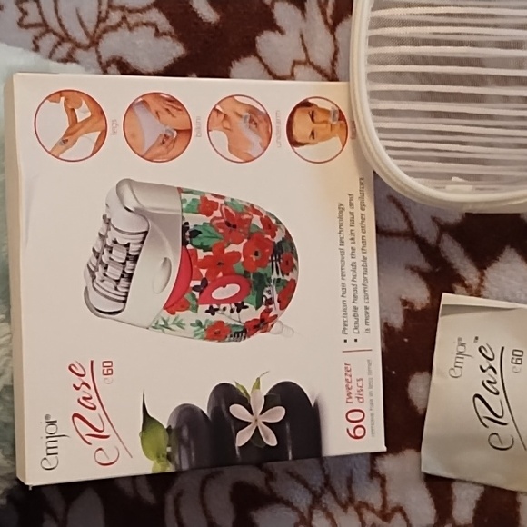 Emjoi Brand "eRase" e60 Epilator - Picture 5 of 6